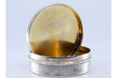 Caixa em prata para rosários com gravados em forma de palmas.